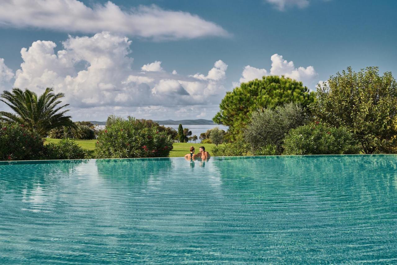 فندق وسبا فالكينستاينير إياديرا بيتريتْشاني المظهر الخارجي الصورة The resort's swimming pool