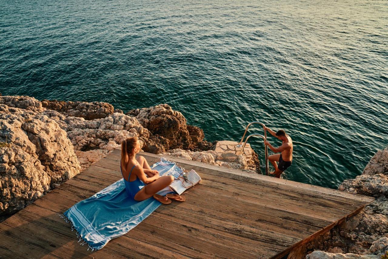 فندق وسبا فالكينستاينير إياديرا بيتريتْشاني المظهر الخارجي الصورة Bathers at the Blue Grotto