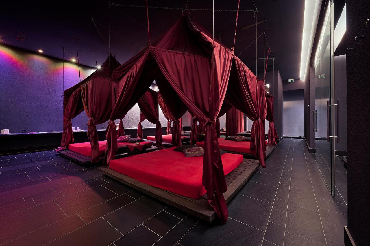 فندق وسبا فالكينستاينير إياديرا بيتريتْشاني المظهر الخارجي الصورة The interior of the nightclub