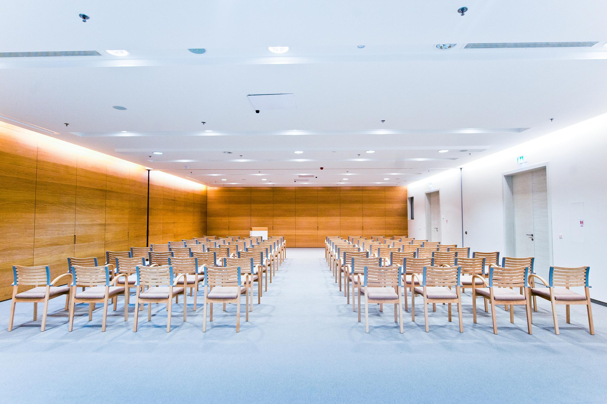 فندق وسبا فالكينستاينير إياديرا بيتريتْشاني المظهر الخارجي الصورة The main conference room