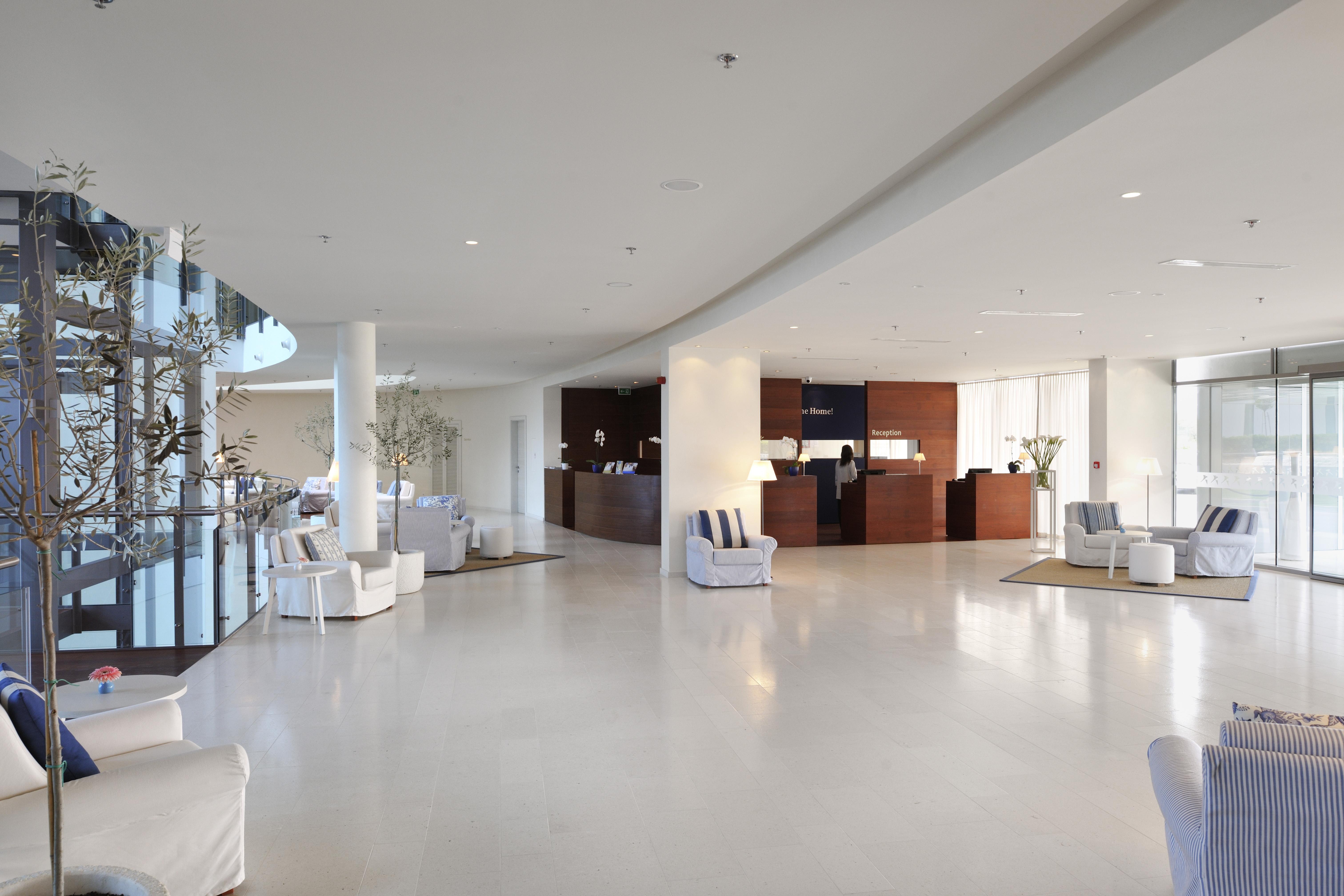 فندق وسبا فالكينستاينير إياديرا بيتريتْشاني المظهر الخارجي الصورة The lobby of the hotel