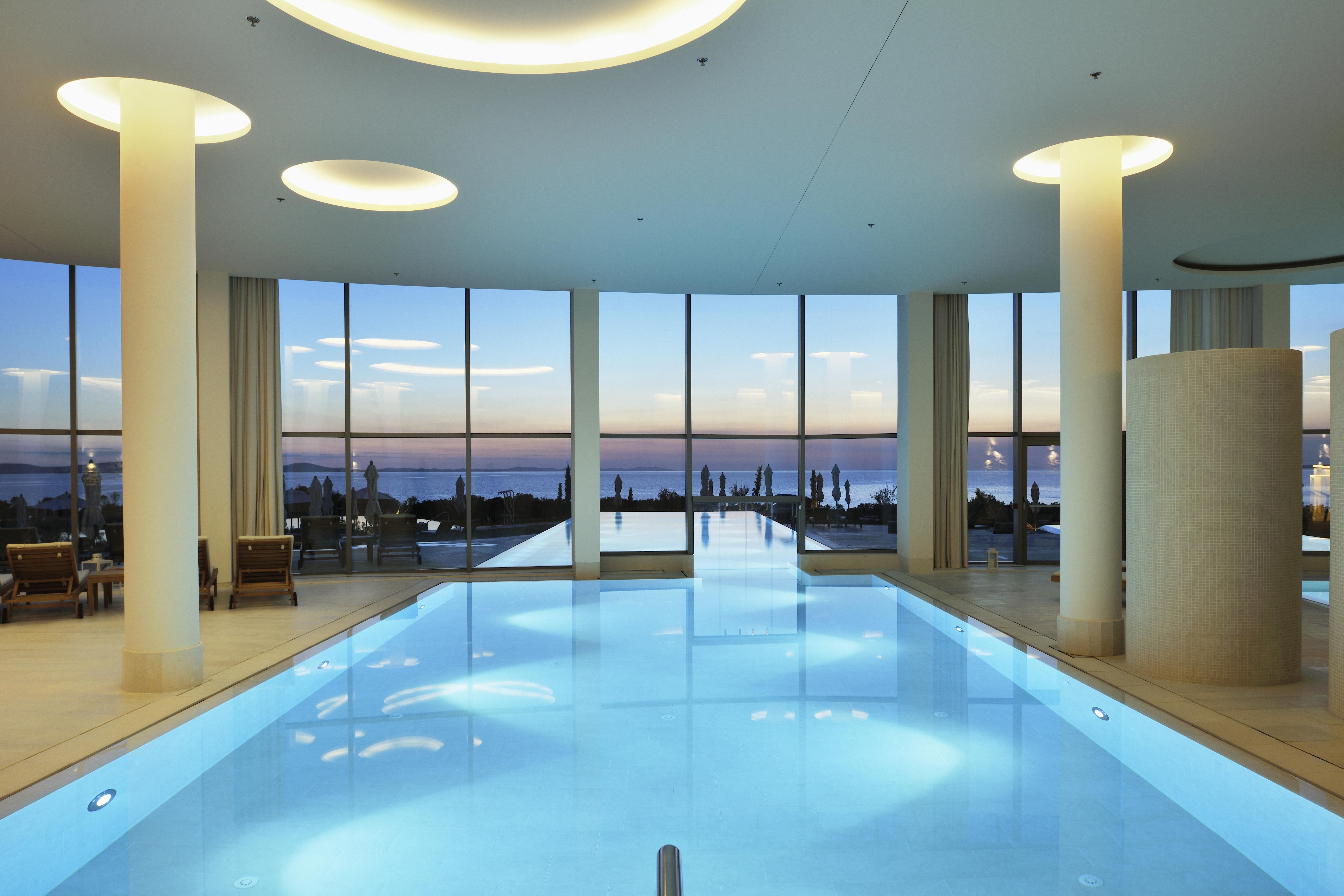 فندق وسبا فالكينستاينير إياديرا بيتريتْشاني المظهر الخارجي الصورة The pool at the hotel