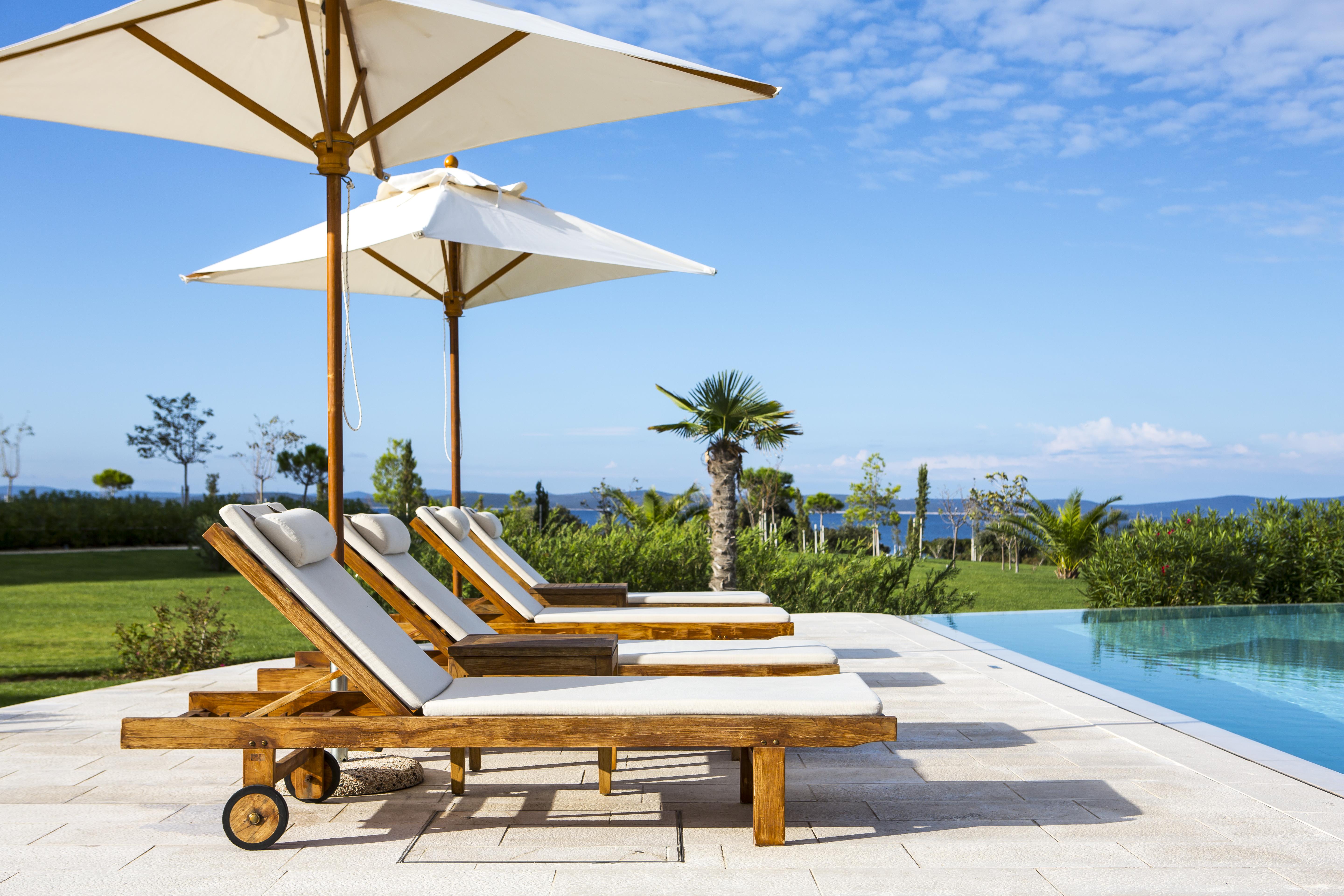 فندق وسبا فالكينستاينير إياديرا بيتريتْشاني المظهر الخارجي الصورة A poolside lounge chair