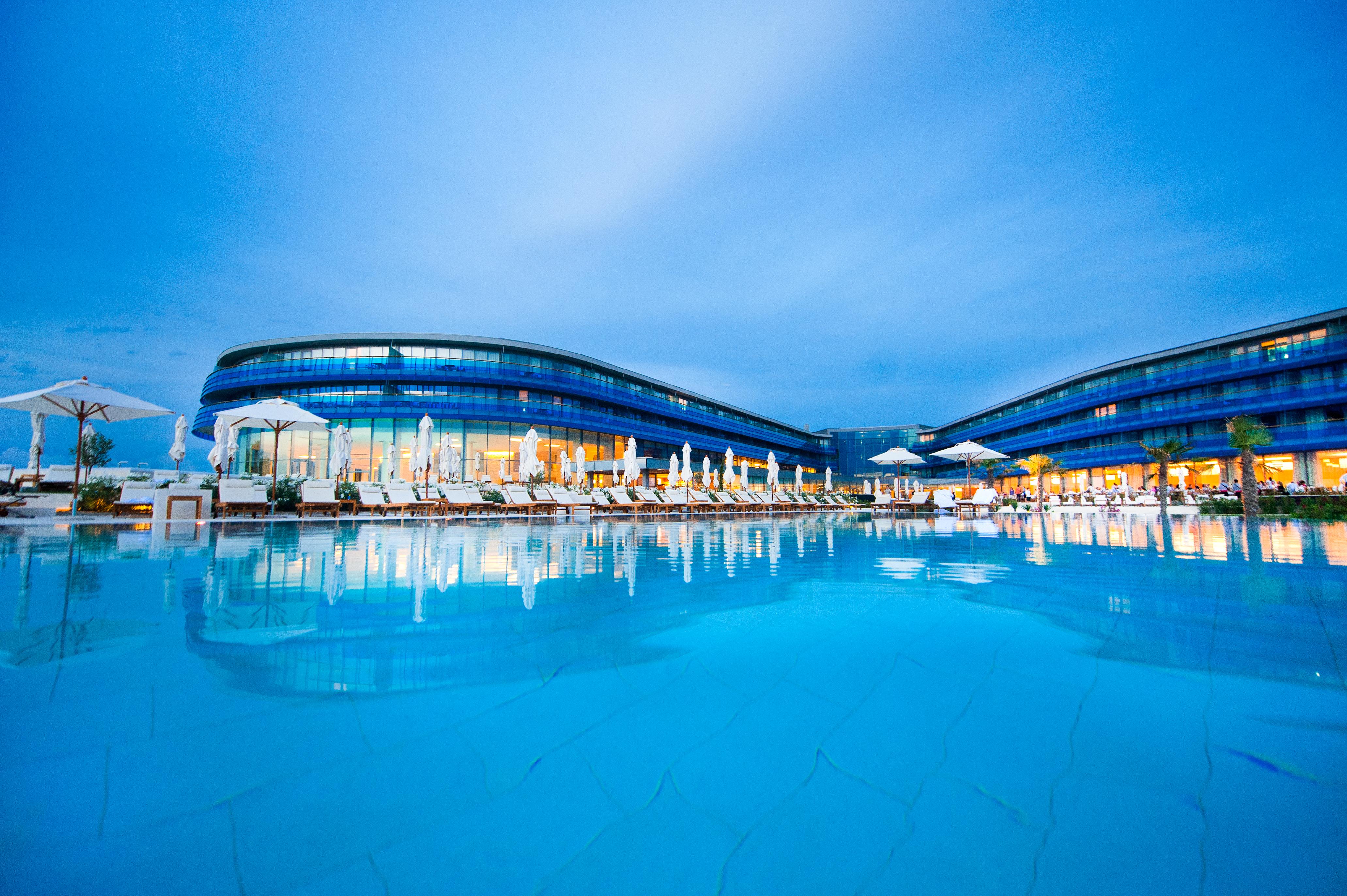فندق وسبا فالكينستاينير إياديرا بيتريتْشاني المظهر الخارجي الصورة The hotel