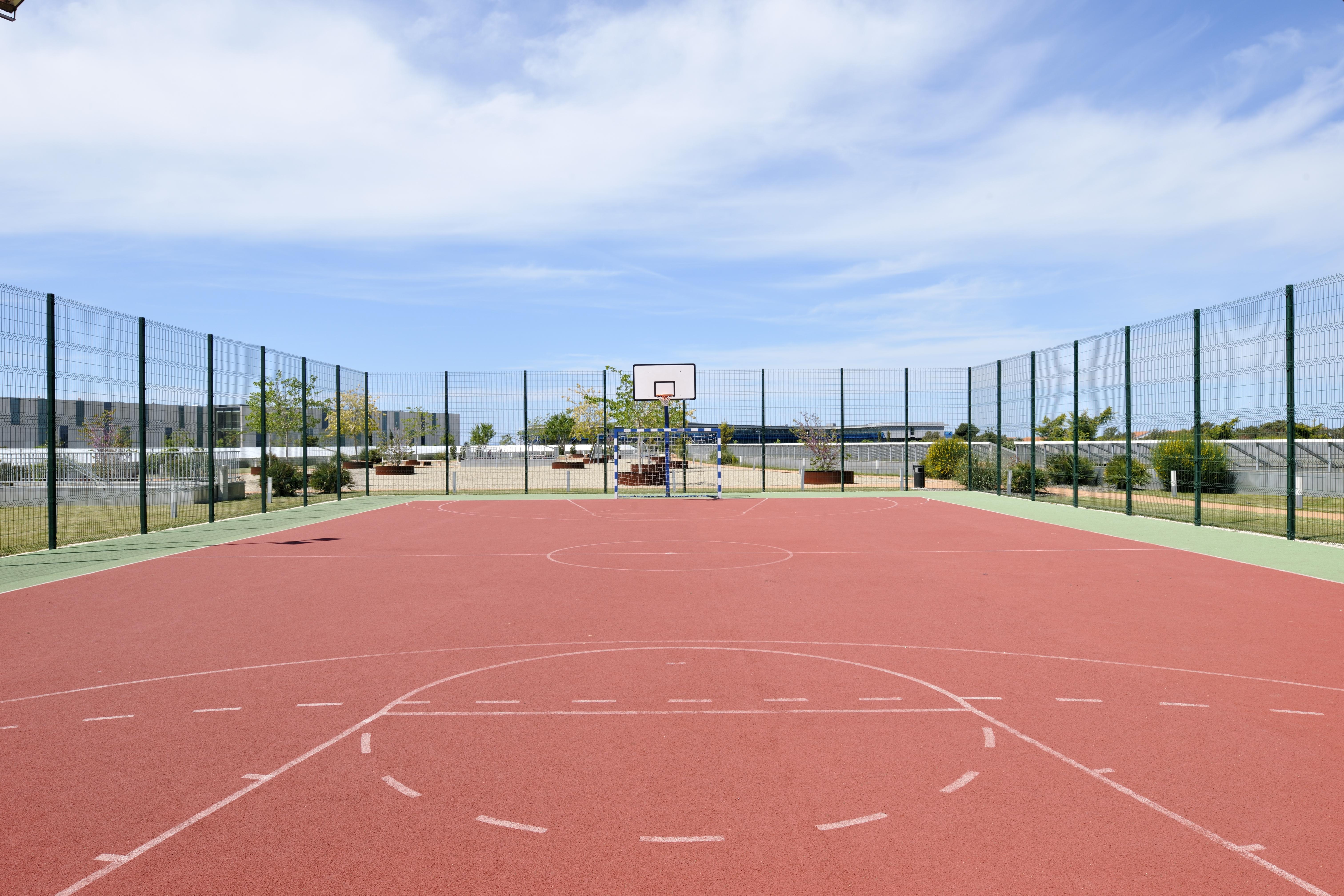فندق وسبا فالكينستاينير إياديرا بيتريتْشاني المظهر الخارجي الصورة Basketball court at the University of New England, Australia