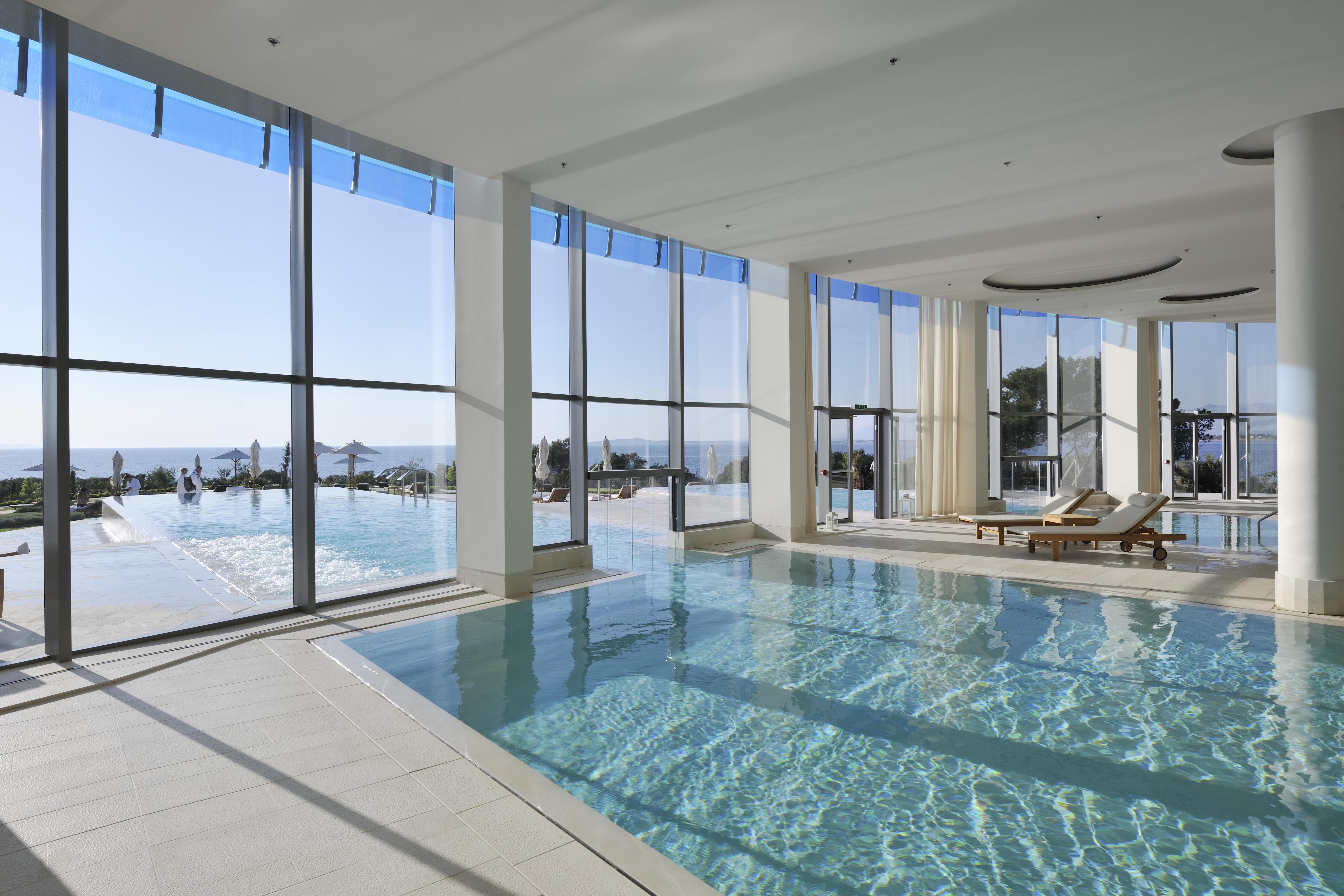 فندق وسبا فالكينستاينير إياديرا بيتريتْشاني المظهر الخارجي الصورة The pool at the hotel