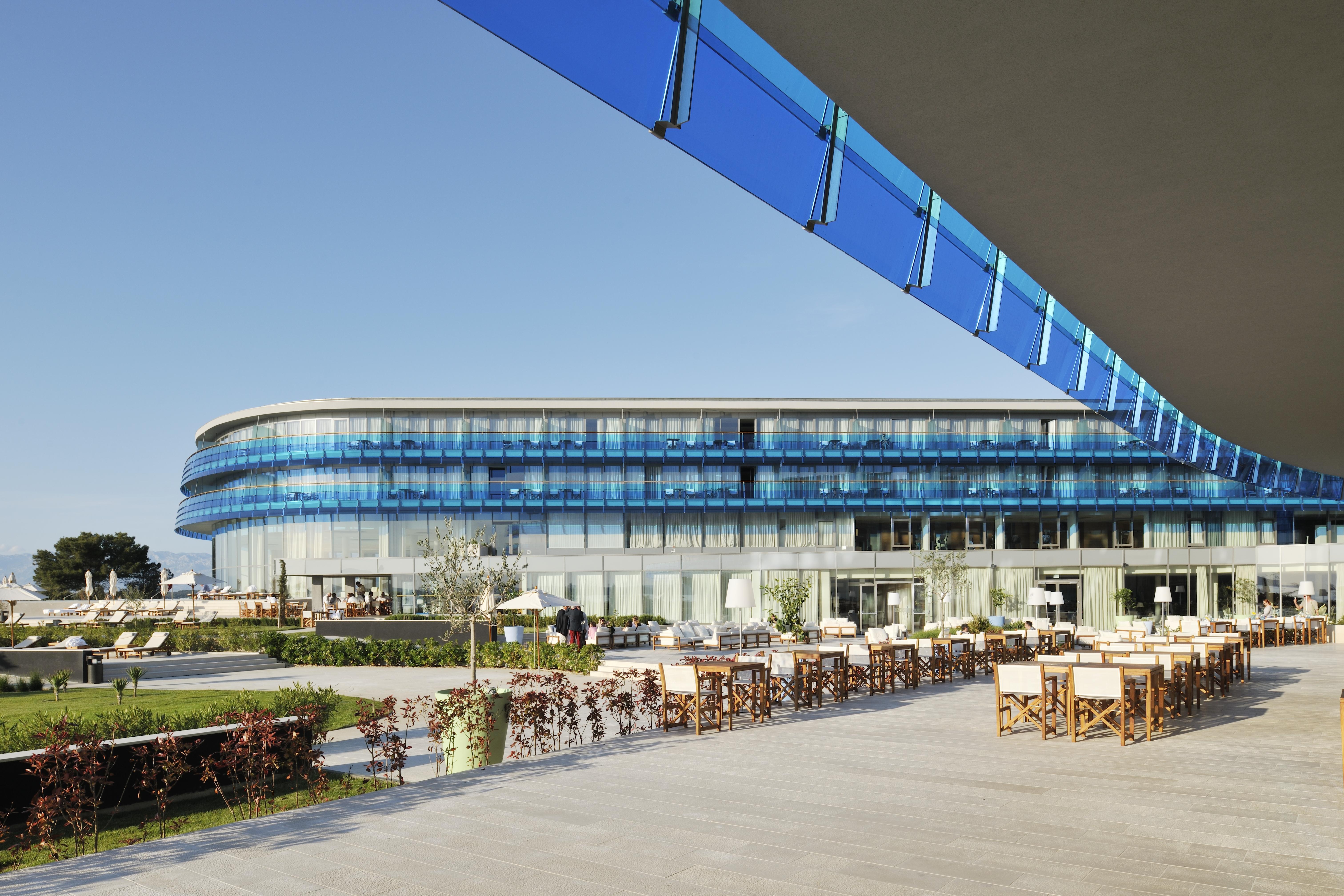 فندق وسبا فالكينستاينير إياديرا بيتريتْشاني المظهر الخارجي الصورة The hotel's main building