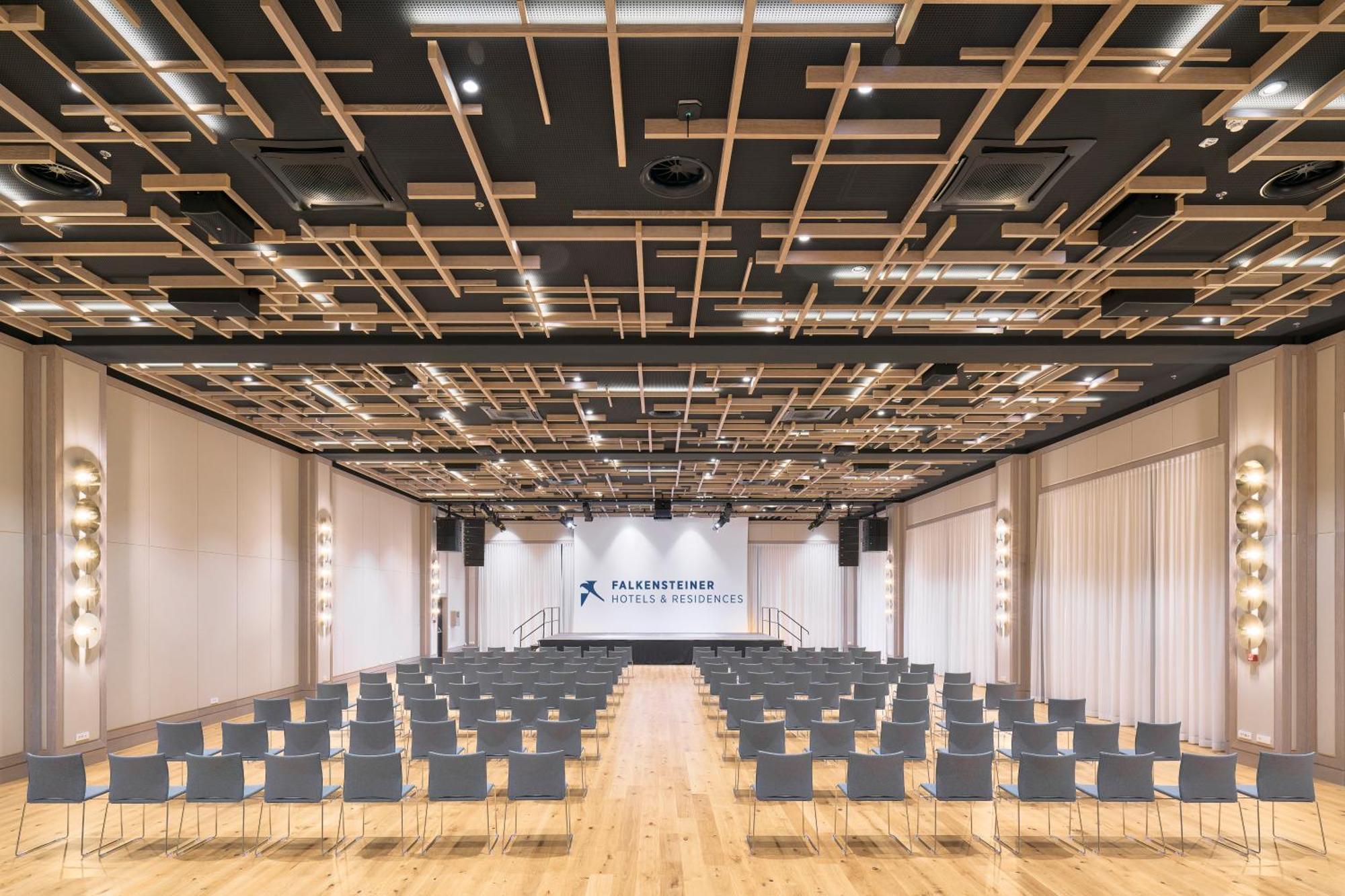 فندق وسبا فالكينستاينير إياديرا بيتريتْشاني المظهر الخارجي الصورة The Auditorium