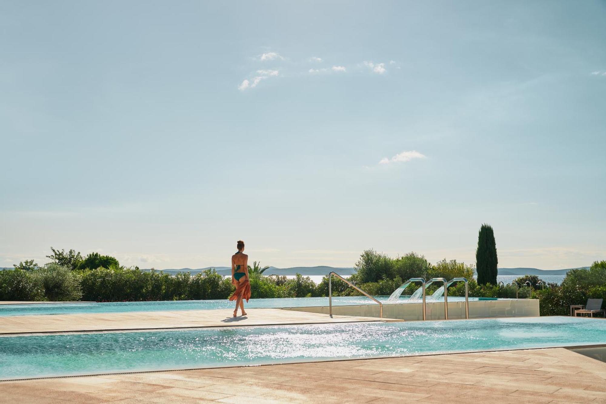 فندق وسبا فالكينستاينير إياديرا بيتريتْشاني المظهر الخارجي الصورة The swimming pool at the hotel