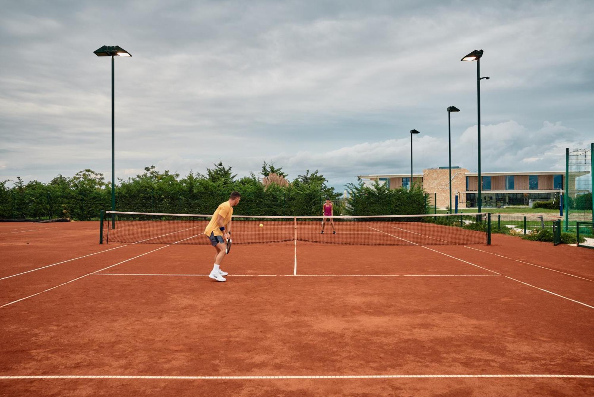 فندق وسبا فالكينستاينير إياديرا بيتريتْشاني المظهر الخارجي الصورة Tennis