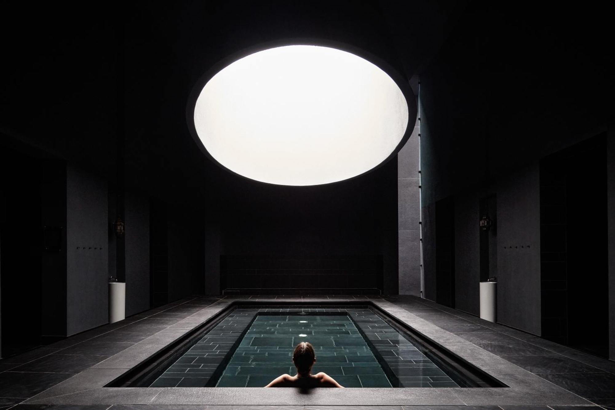 فندق وسبا فالكينستاينير إياديرا بيتريتْشاني المظهر الخارجي الصورة The pool at the spa