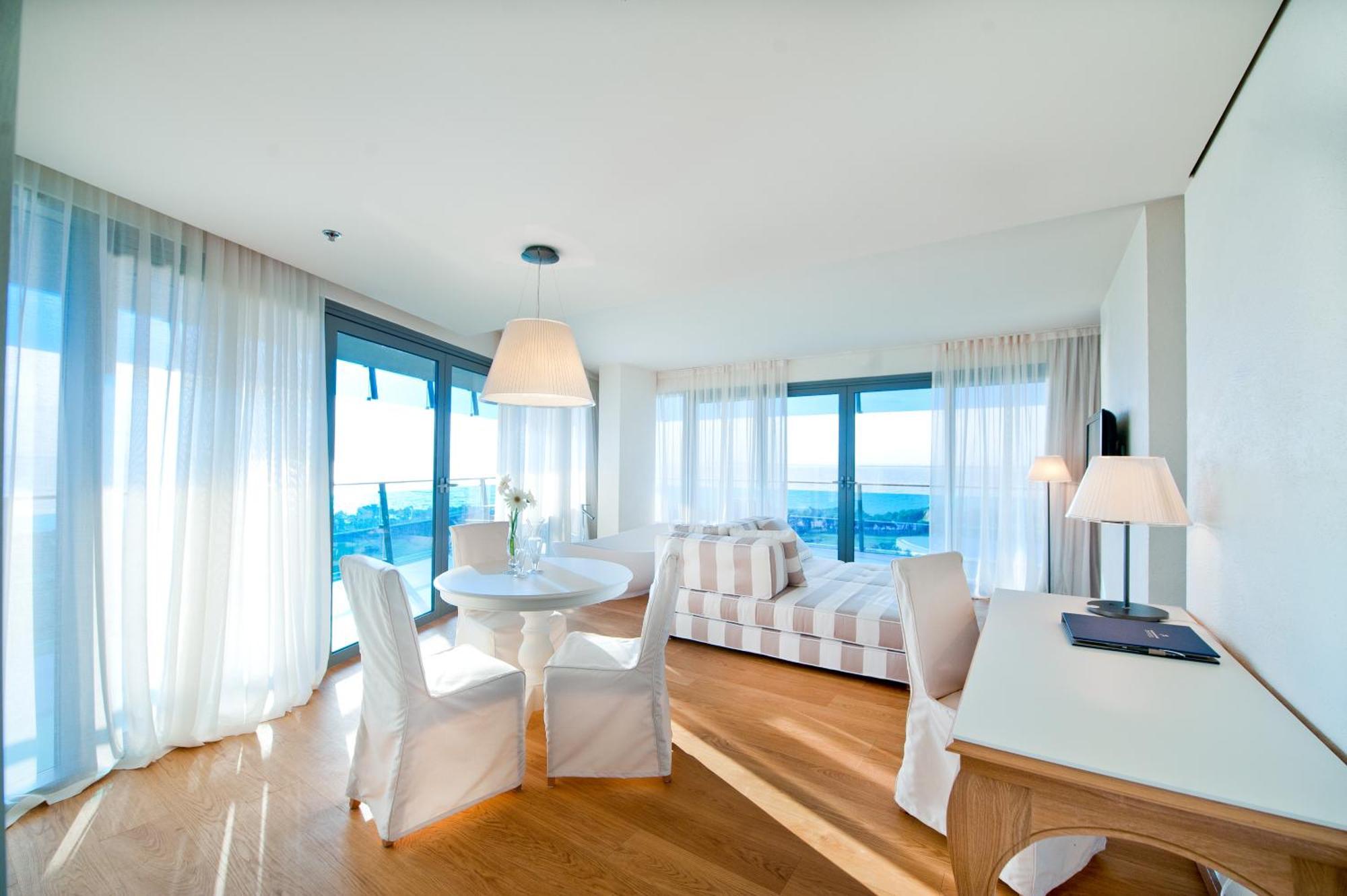 فندق وسبا فالكينستاينير إياديرا بيتريتْشاني الغرفة الصورة A suite at the hotel