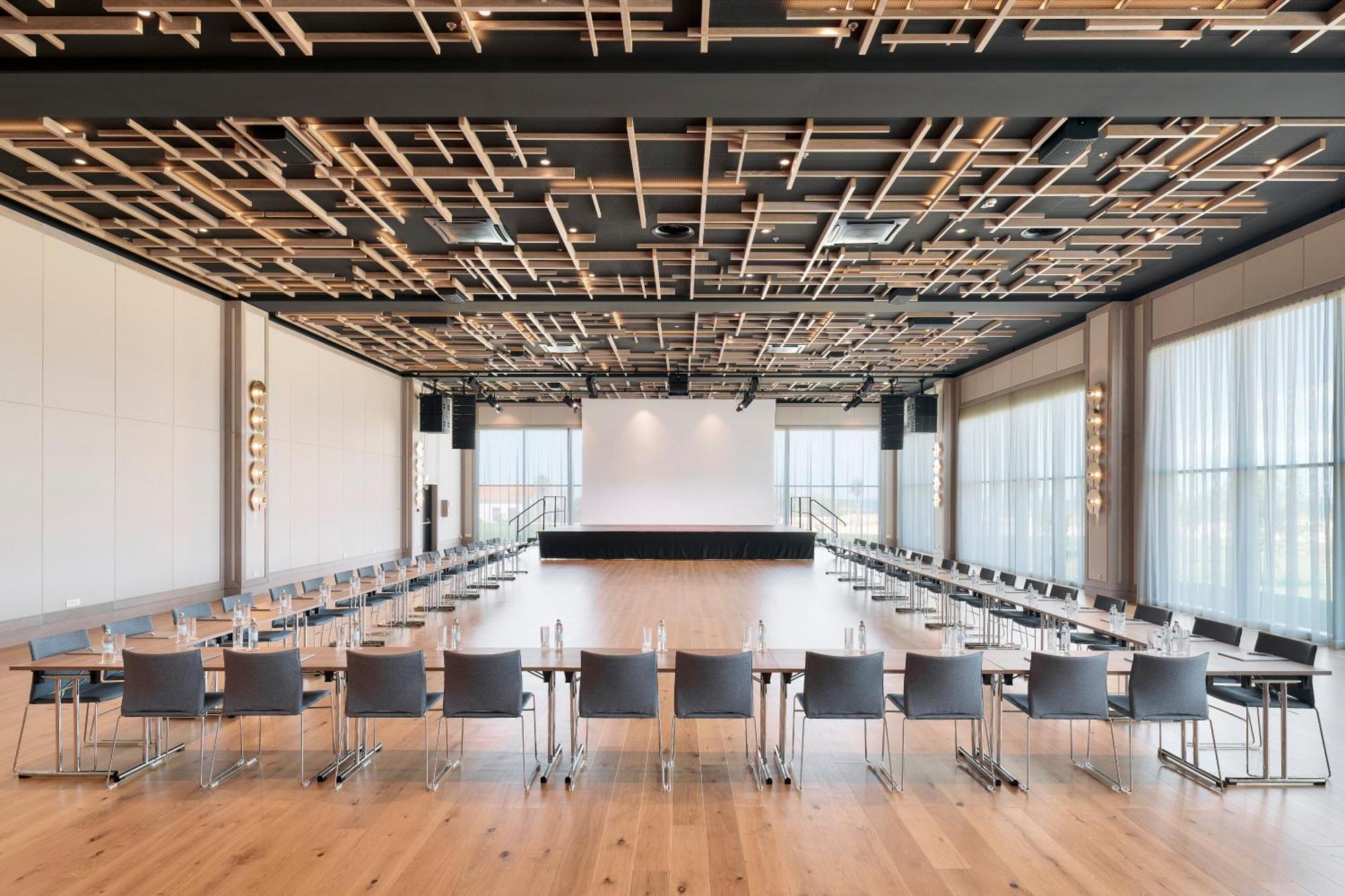 فندق وسبا فالكينستاينير إياديرا بيتريتْشاني المظهر الخارجي الصورة The 100-seat auditorium